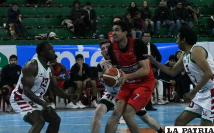 Victoria de Universitario frente a Básquetbol La Paz /APG