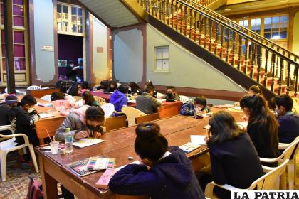 Niños plasman sus dibujos en concurso anual de la UTO /Archivo Extensión Cultural