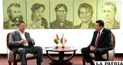 El Presidente Luis Arce durante la entrevista televisiva /CAPTURA