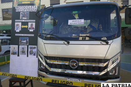 La Policía logró aprehender a dos personas, secuestrar un carro y droga además de recuperar la moto /LA PATRIA