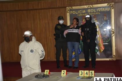 Elizabeth Mamani Calle junto a la evidencia que la incrimina /APG
