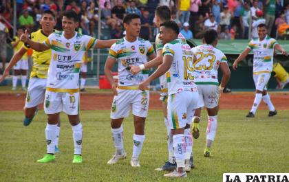 Celebran los jugadores de cuadro beniano el triunfo ante la â€œacademiaâ€ /APG
