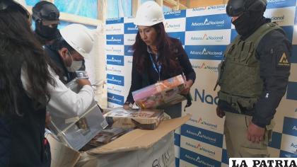 Gerente Regional de la Aduana, muestra la mercadería decomisada /LA PATRIA