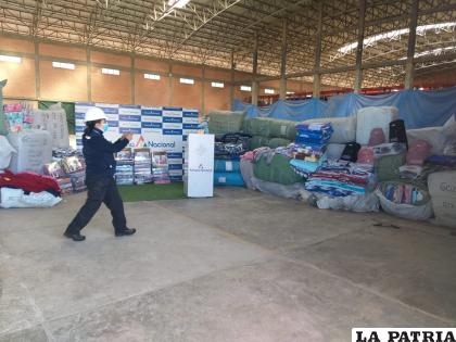 Mercadería incautada es expuesta para su revisión /LA PATRIA