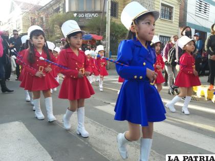 Guaripoleras de la UE. 12 de Abril, hacen su paso, próximas a su escuela /LA PATRIA