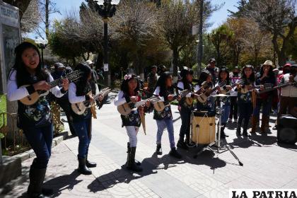 Las nuevas integrantes de Waritas de Bolivia deleitaron con su música /LA PATRIA 
