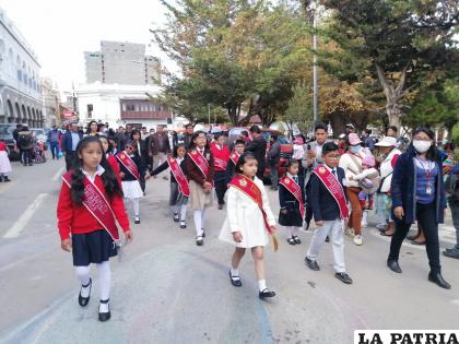 Niños concejalitos desfilaron tras la sesión infantil /LA PATRIA