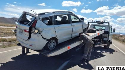 Remolcan el coche en el que tres personas resultaron heridas 
/LA PATRIA