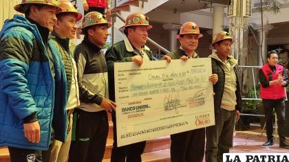 Entrega del cheque por la Gobernación para bombeo de aguas ácidas /LA PATRIA
