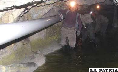 Los mineros luchan constantemente contra estas aguas /Bolivia Minera 
