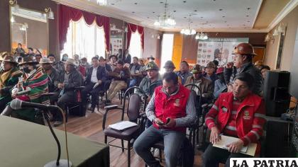 Reunión entre comunarios y cooperativistas /Defensoría del Pueblo