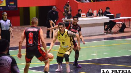 Saracho tuvo muchas complicaciones en este partido /LA PATRIA
