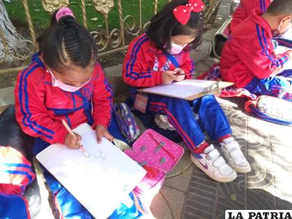Los niños de la segunda sección realizaron dibujos al aire libre /LA PATRIA
