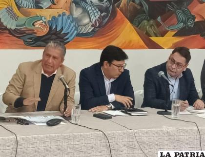 Autoridades explican los alcances de los decretos /LA PATRIA