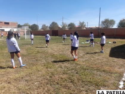 Niñas deportistas demostraron su habilidad futbolística /LA PATRIA