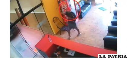 Así ingreso el delincuente al alojamiento Rofiel 
/ Cámara de seguridad