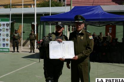 El coronel Ríos (derecha) recibe el emblema de oro por la directora de PAC / LA PATRIA