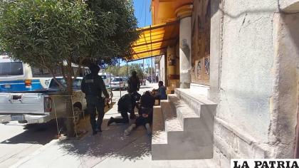 Funcionarios del GTS reducen a los tres sujetos 
/LA PATRIA