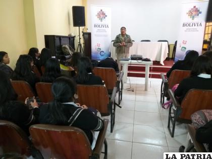 Capacitación en una de las aulas del Colegio Ballivian /LA PATRIA