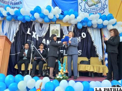 Directora de la escuela Mario Flores, hace entrega de un reconocimiento a la nieta del insigne maestro /LA PATRIA