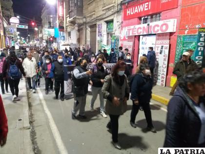 Maestros de Huanuni estuvieron presentes en la movilización 
/LA PATRIA