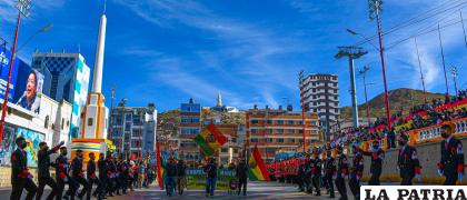Cooperativistas mineros desfilan por su aniversario /Gador 
