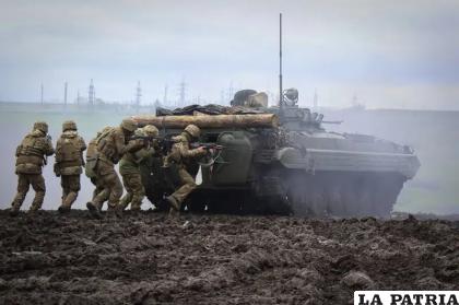 Soldados ucranianos durante un entrenamiento en la región de Donetsk, Ucrania /Roman Chop vía AP