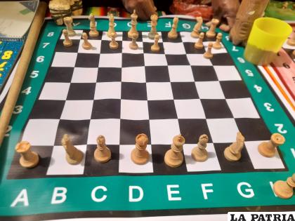Maestros crearon piezas de ajedrez con arcilla 
/LA PATRIA