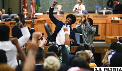 Justin Pearson celebra con simpatizantes después de ser reincorporado como legislador de la Cámara de Representantes de Tennessee /AP