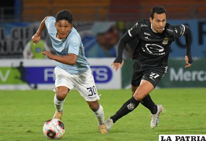 Darío Torrico y Samuel Pozo en la disputa por el balón /APG
