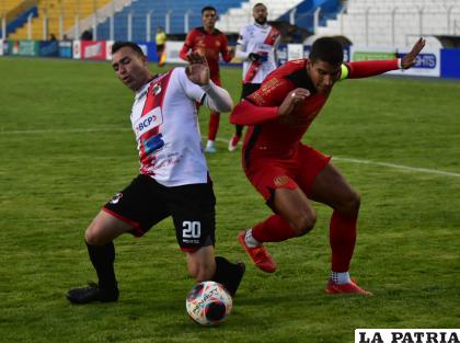 Martín Prost en su afán de superar la marca de su adversario /APG
