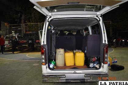 La gasolina era llevada dentro el minibús /LA PATRIA