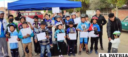 Los ganadores de la prueba ciclística en Machacamarca /LA PATRIA
