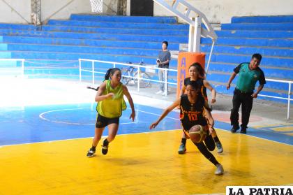 Partido de trámite intenso en damas que terminó con triunfo de Carl A-Z /LA PATRIA