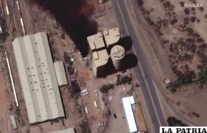 Esta imagen satelital proporcionada por Maxar Technologies muestra tanques y movilización militar cerca de una vía de tren /Satellite image ©2023 Maxar Technologies via AP