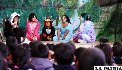 La obra Peter Pan en Pazña se robó el aplauso de los niños /SDCT