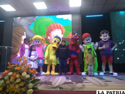 Elenco argentino visitó en su gira a niños de la unidad educativa Evangélico Filadelfia /LA PATRIA
