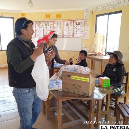 Niños de comunidades alejadas recibieron con agrado donativos del Colegio Alemán /LA PATRIA
