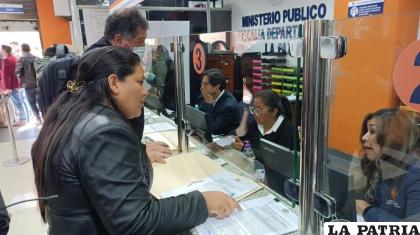 Diputada del MAS, Deysi Choque, entrega la denuncia penal ante la fiscaliza paceña /LA PATRIA