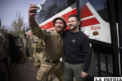 El presidente ucraniano Volodymyr Zelenskyy posa para una selfie con un soldado en Avdiivka /Oficina de Prensa Presidencial de Ucrania via AP