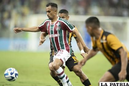 Alexander avanza con el balón dominado ante la mirada de los ??atigrados? /APG
