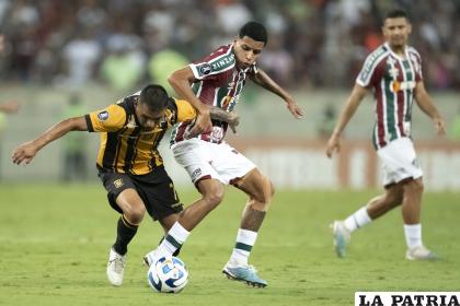 Saúl Torres intenta superar la marca de su adversario /APG