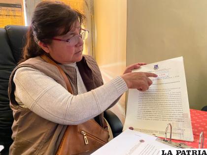 La asambleísta Lino muestra la carta enviada al Viceministerio de Transparencia el 4 de abril /LA PATRIA