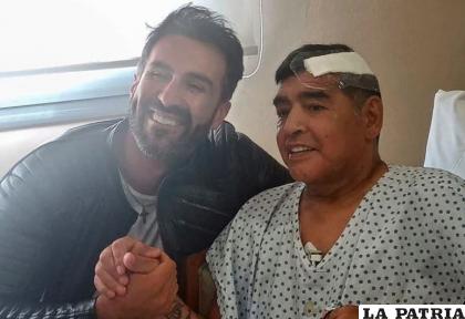El cirujano Luque con Maradona, tras una operación /Clarín