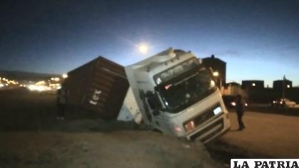 El tractocamión se encunetó en la zanja /LA PATRIA