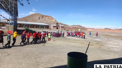 Niños de la unidad educativa durante el simulacro /Cortesía