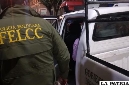 El padre y su hija ingresan a la patrulla policial y se dirigen a la Sede de Gobierno /LA PATRIA
