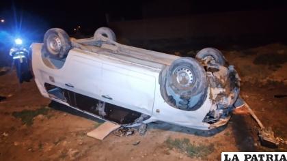 El coche fue encontrado de esta manera en el ingreso a la urbanización Paraíso l /LA PATRIA