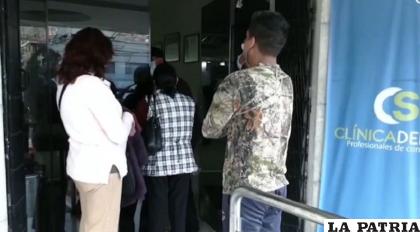 Familiares de los cadetes accidentados fuera de la clínica donde los jóvenes están internados /Red Uno