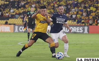 Fernando Gaibor y Fernando Saucedo disputan el balón /APG
